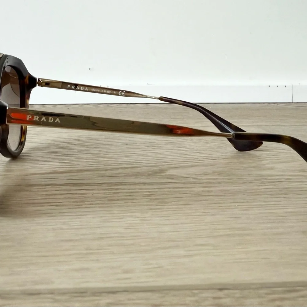 PRADA PR12QS Tortoise Shell / Brown
Sunglasses Full Set - Picture 6 of 7